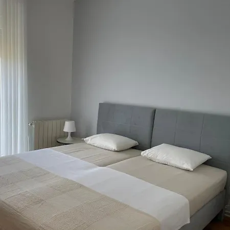 Spacious Modern Close To The Beach Apartment